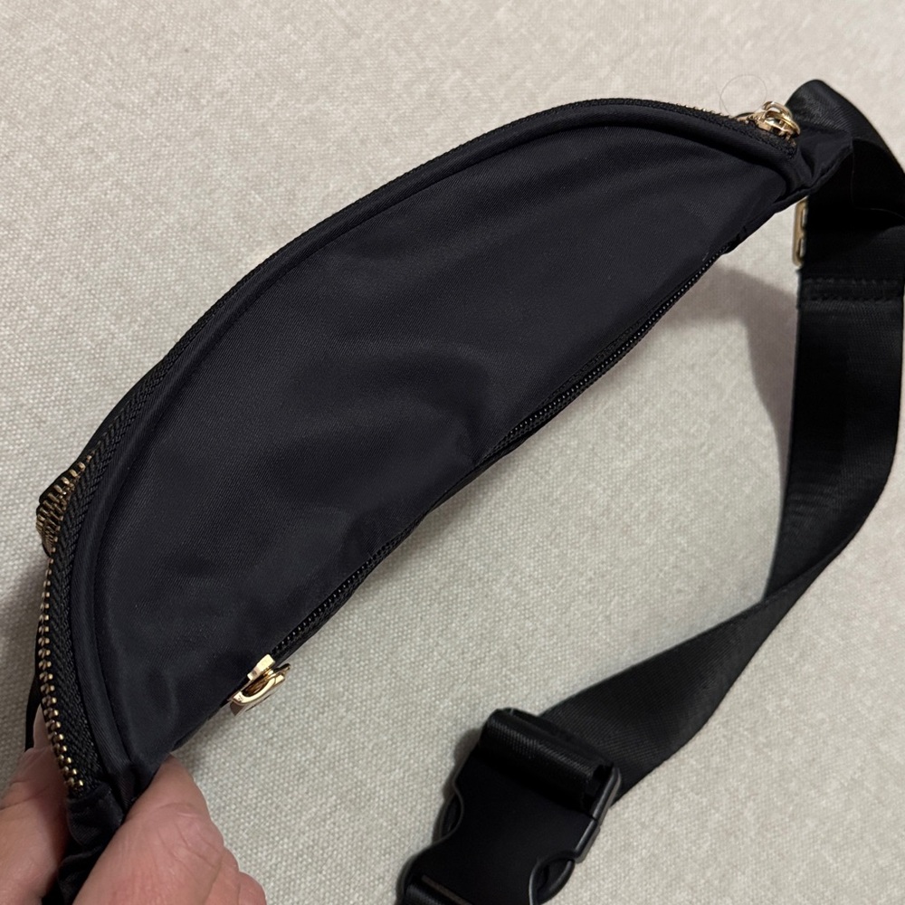 Like New Belt Bag-Unbranded-Black-4 Zipper Compartments-Gold Toned Zippers-Nylon - Picture 7 of 15